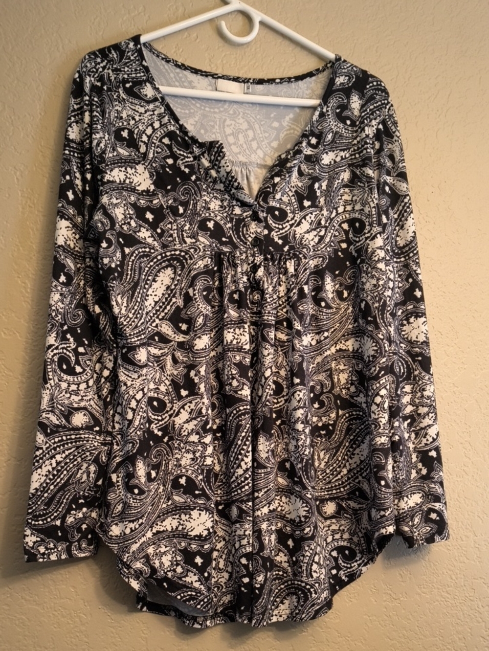W XL Black & White Paisley V-Neck Long-Sleeve Stretchy Top Flattering Tummy